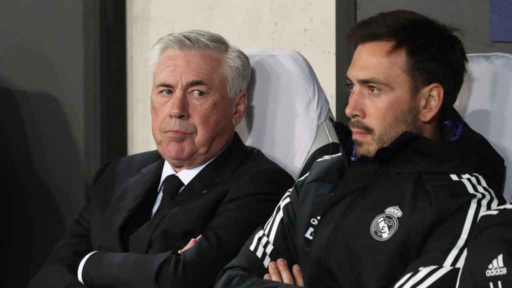 Carlo Ancelotti y su hijo Davide Ancelotti, en el banquillo del Real Madrid