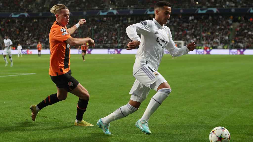 Lucas Vázquez, perseguido por Mykhailo Mudryk en el Shakhtar Donetsk - Real Madrid