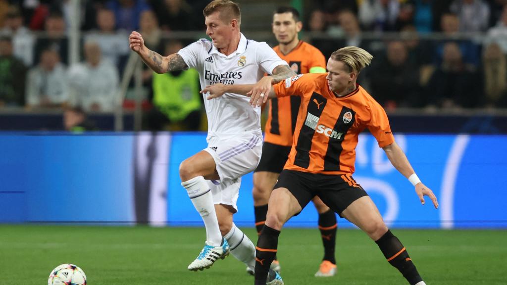 Toni Kroos, sorteando la entrada de Mykhailo Mudryk