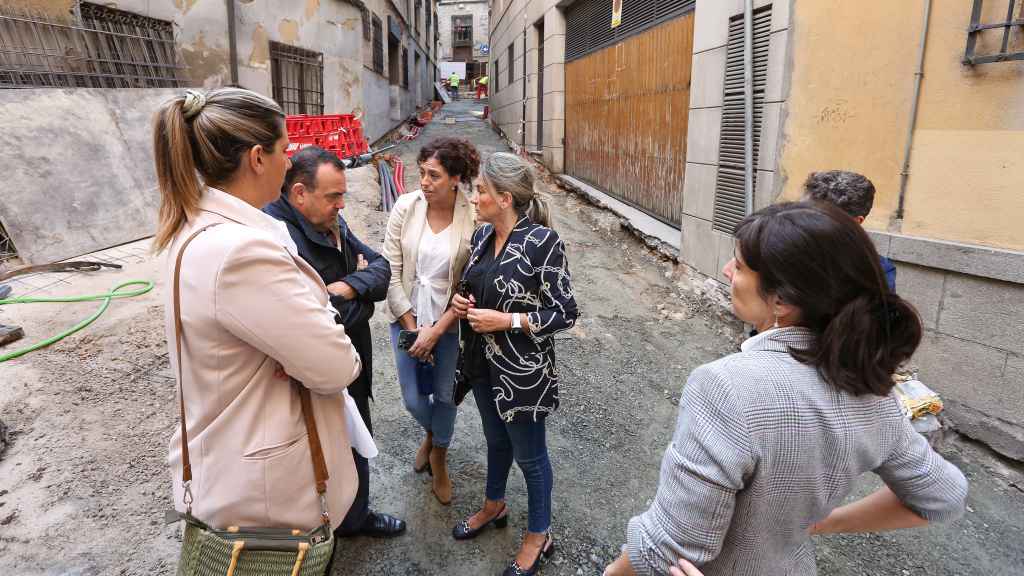 Milagros Tolón este martes visitando las obras de la calle Cristo de la Luz.