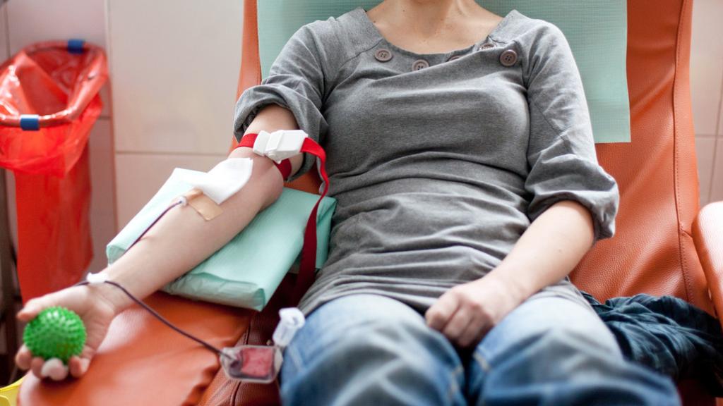 Una chica joven donando sangre