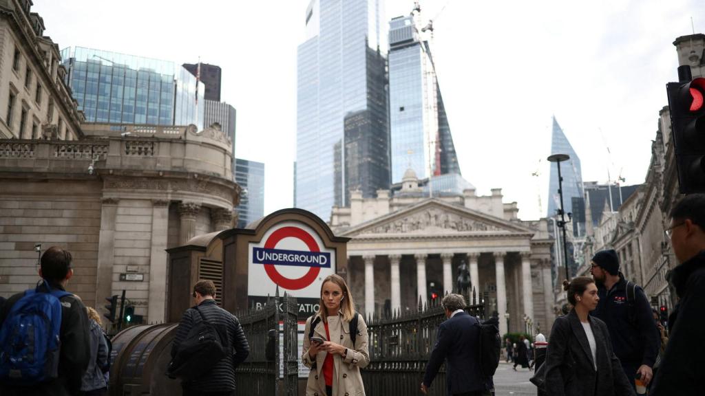 Personas caminando frente a la sede del Banco de Inglaterra en Londres.