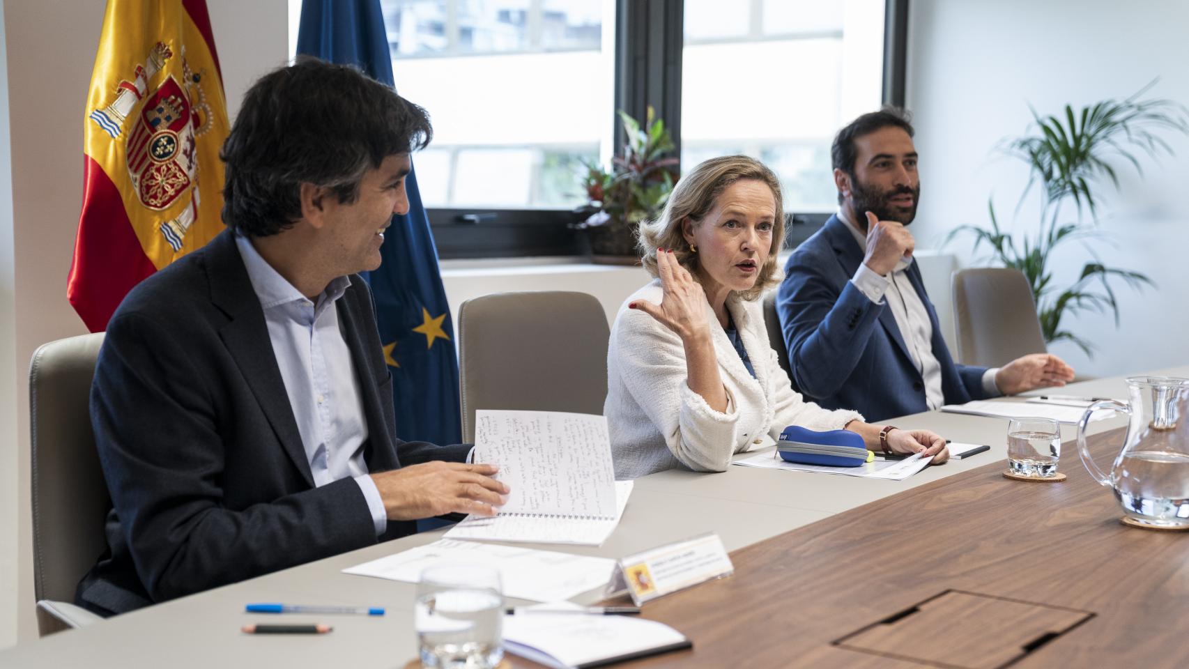 Gonzalo García Andrés, secretario de Estado de Economía; Nadia Calviño, vicepresidenta económica, y Carlos Cuerpo, secretario general del Tesoro.