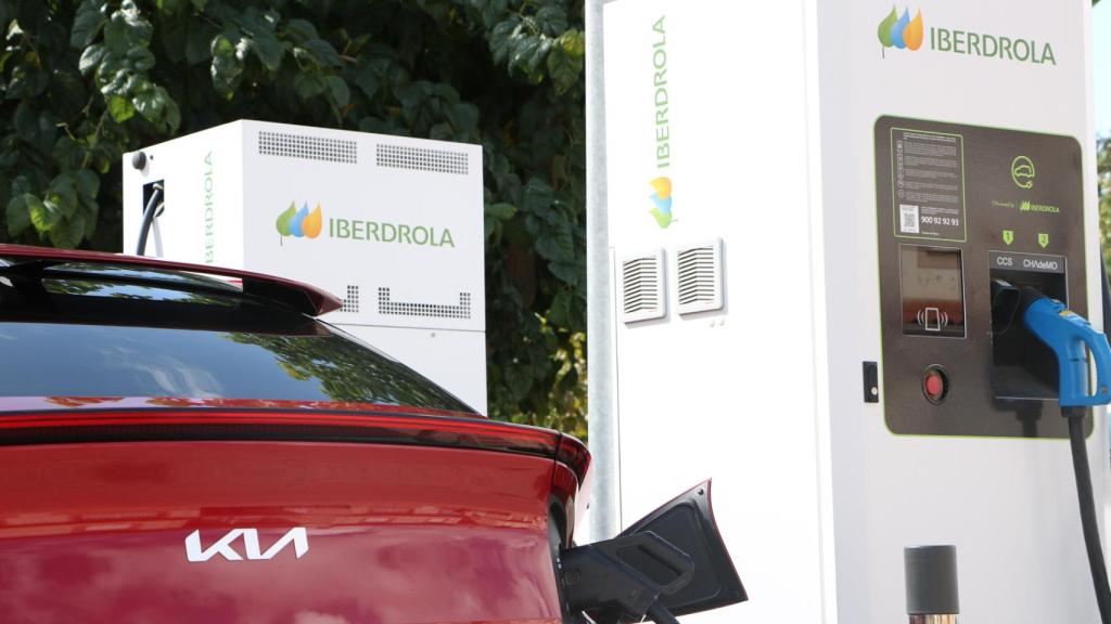 Momento de la recarga en Villagordo del Cabriel en un punto de Iberdrola de 50 kWh.