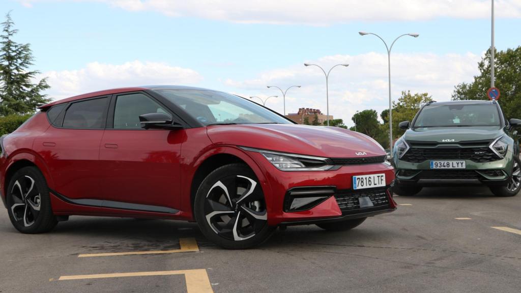 Los dos coches protagonistas de la comparativa: el coche eléctrico (rojo) y el coche de gasolina (verde).
