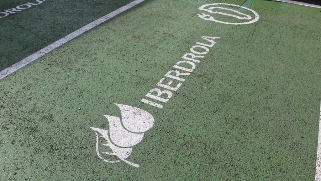 Iberdrola cuenta con 2.500 puntos de recarga públicos y ya ha instalado 15.000 puntos de recarga en domicilios.