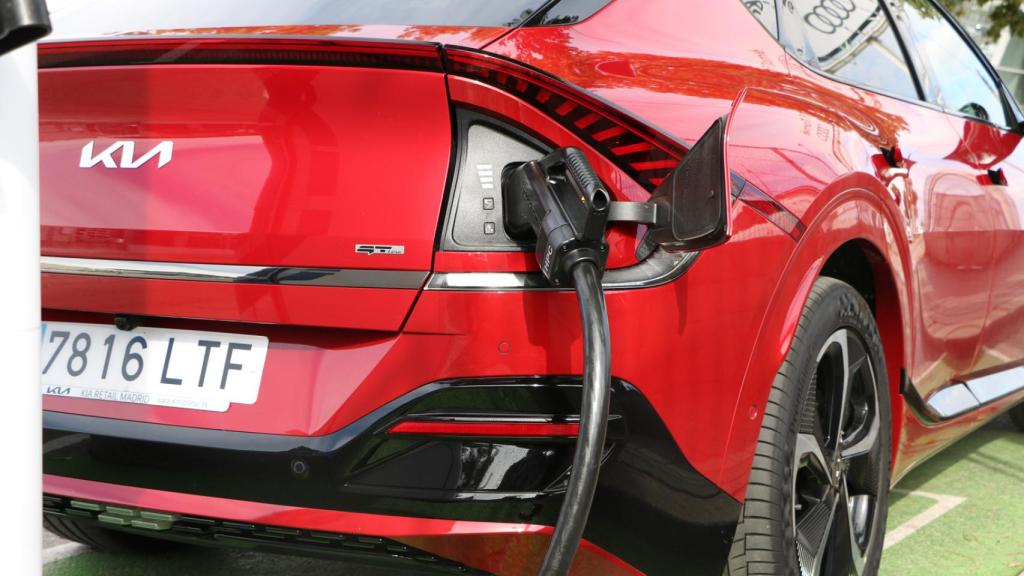 El coche eléctrico durante una de las recargas.