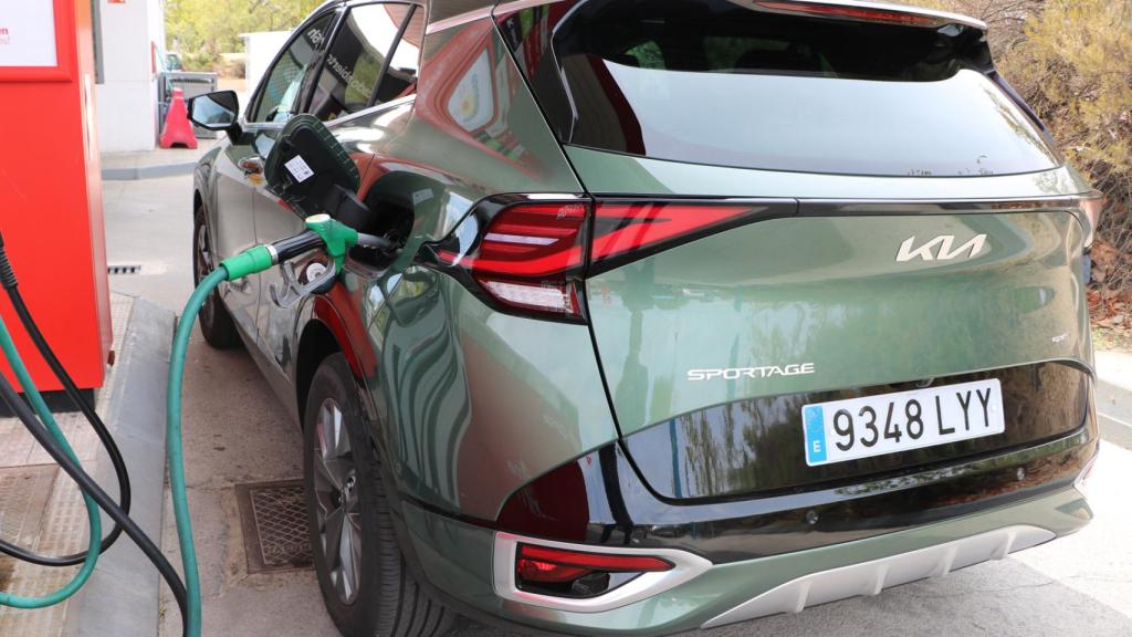 Respostaje del coche de gasolina.