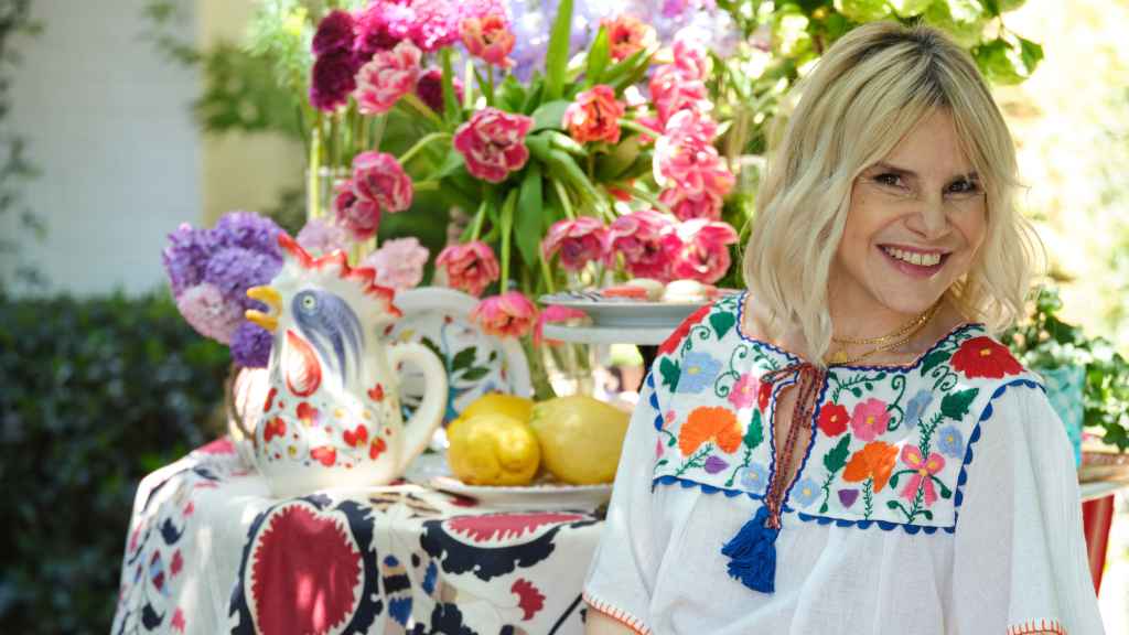 Eugenia Martínez de Irujo delante de su vajilla Sushita.