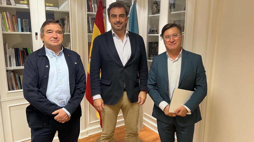 Representantes de la Federación Gallega de Estaciones de Servicio se reúnen con el vicepresidene segundo, Diego Calvo.