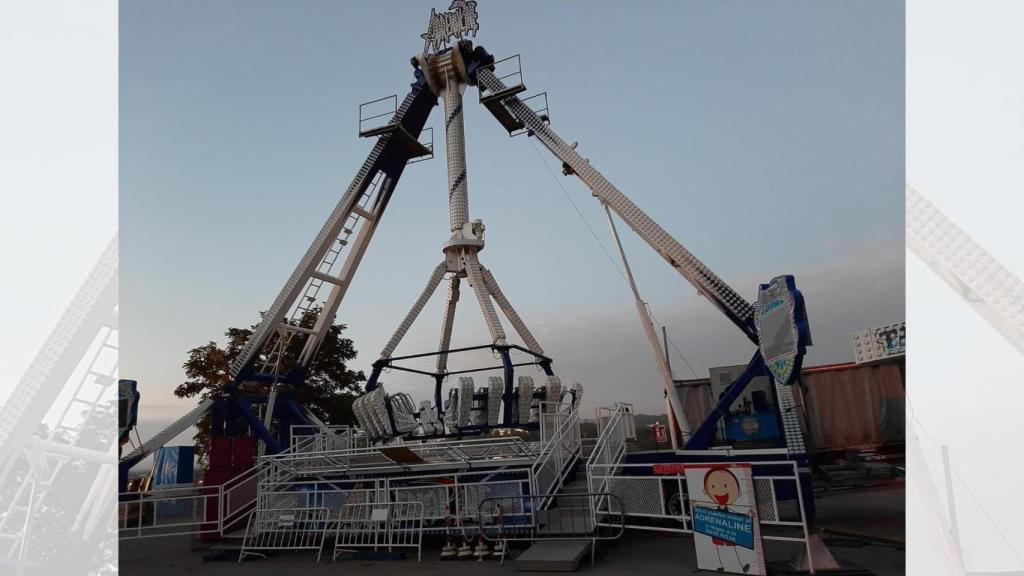 Atracción El Ciclón precintada en las fiestas de San Froilán, en Lugo.