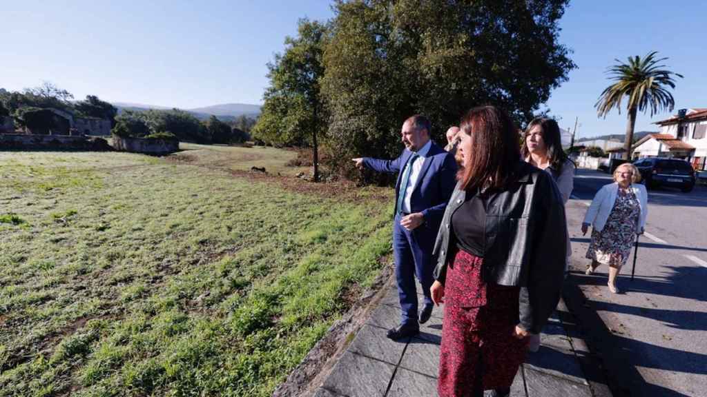 El conselleiro de Sanidade, Julio García Comesaña, visita el ayuntamiento de Meis (Pontevedra).