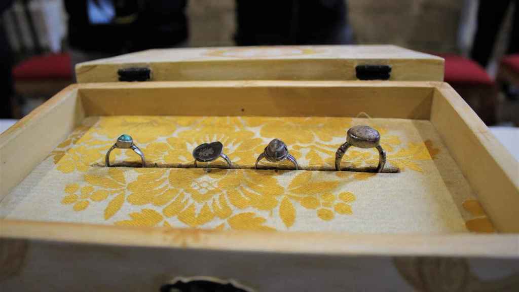 Anillos de los Santos Nueve Obispos localizados en el relicario de Santo Estevo de Ribas de Sil.