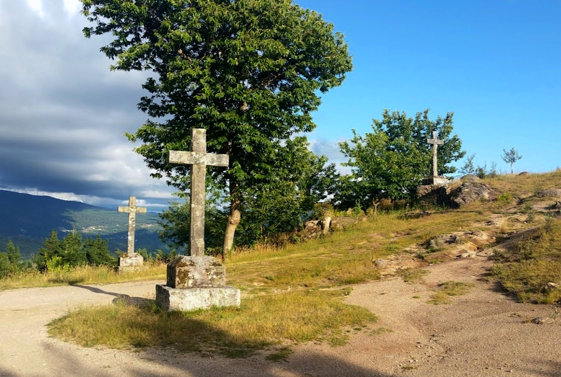 Cruceiros en el monte da Picaraña. Foto: Wikiloc