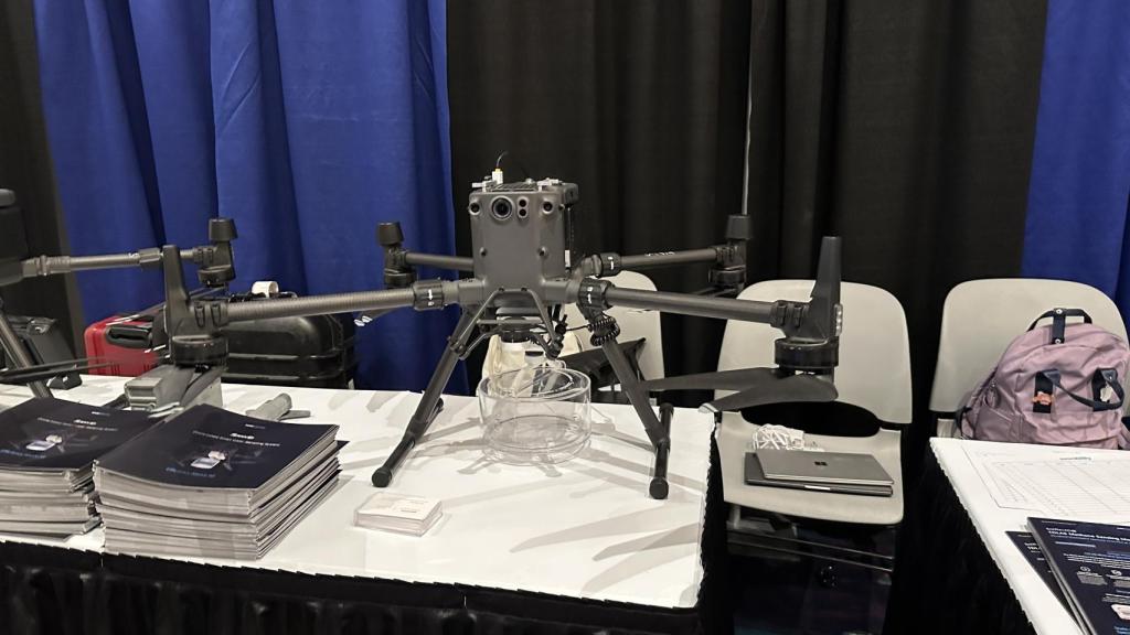 DJI M300 con depósito de agua