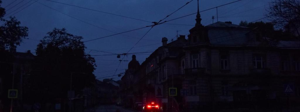 Una mujer herida por los bombardeos rusos de este lunes en Kiev está siendo atendida por médicos.