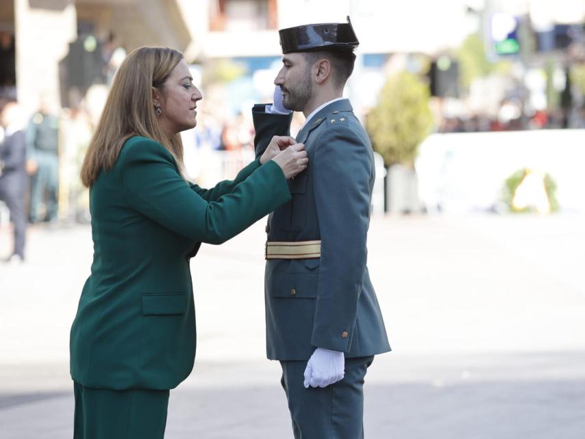 Barcones condecora a un guardia civil