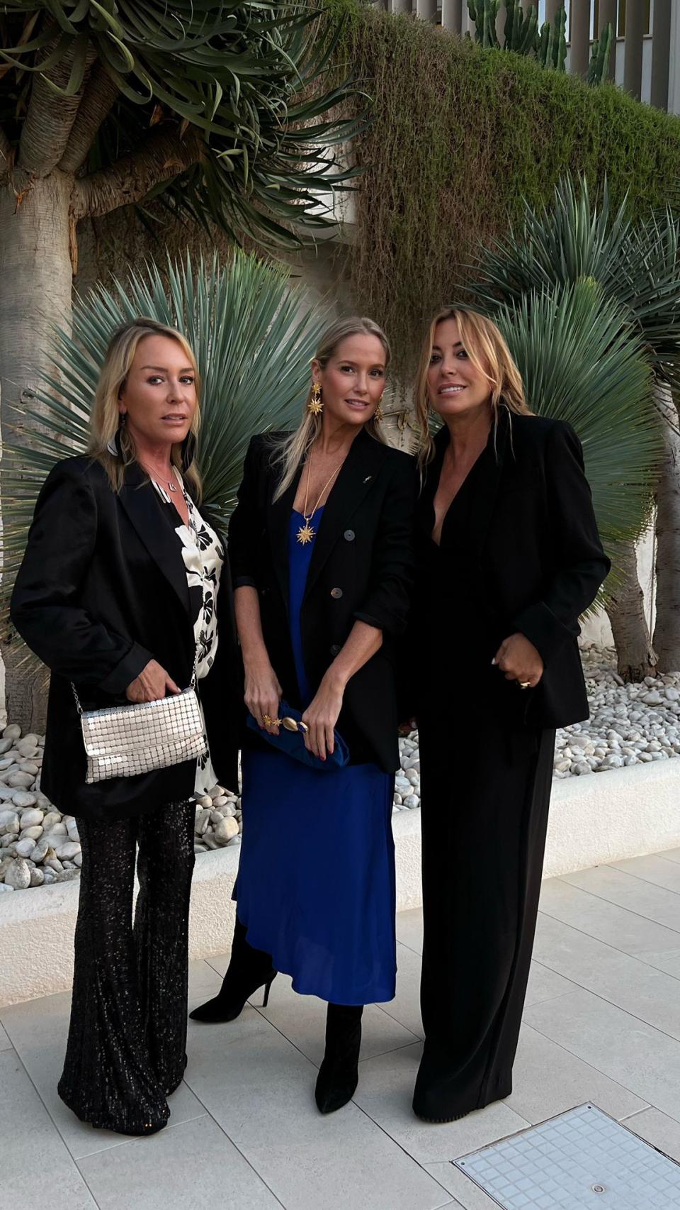 Marina Castaño, Fiona Ferrer y Angie López, en la entrada de Nobu.