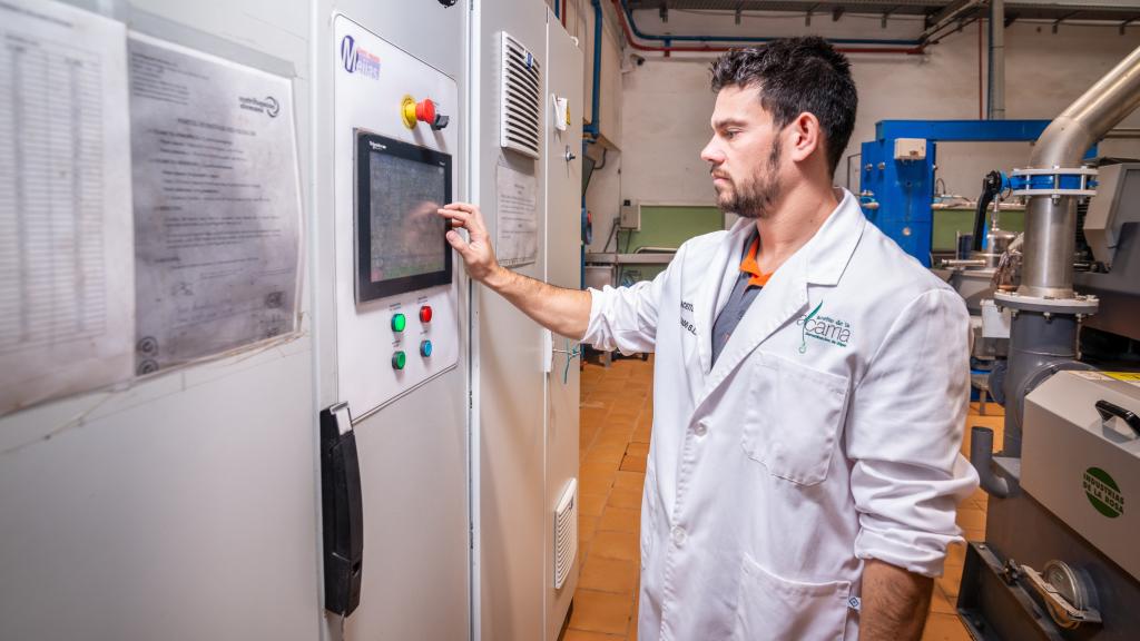 Diego Delgado, cuarta generación de la familia, trabajando en la almazara.