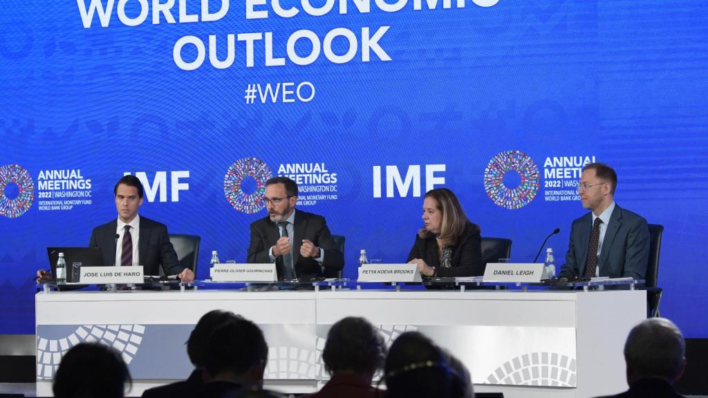 Varios miembros del FMI en una rueda de prensa en la sede del organismo en Washington (EEUU).