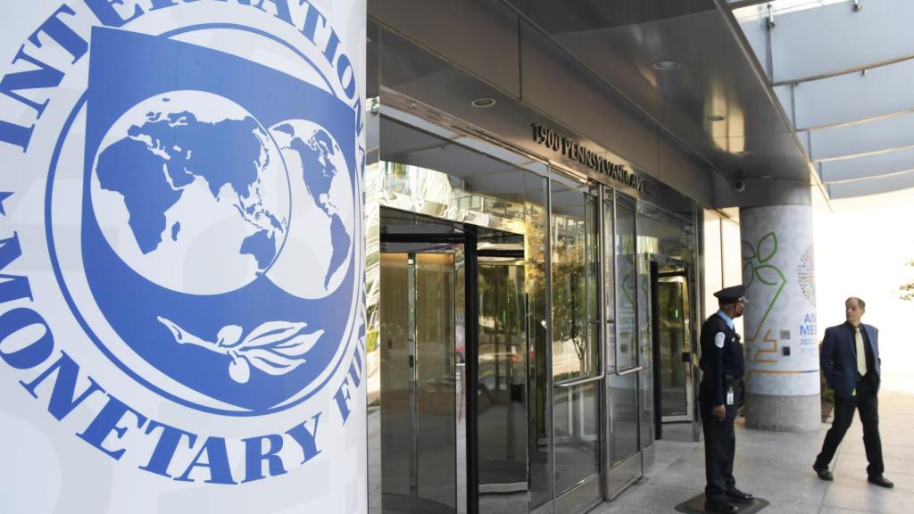 Fotografía general de logos del Fondo Monetario Internacional durante el inicio de las Reuniones Anuales del FMI-BM.