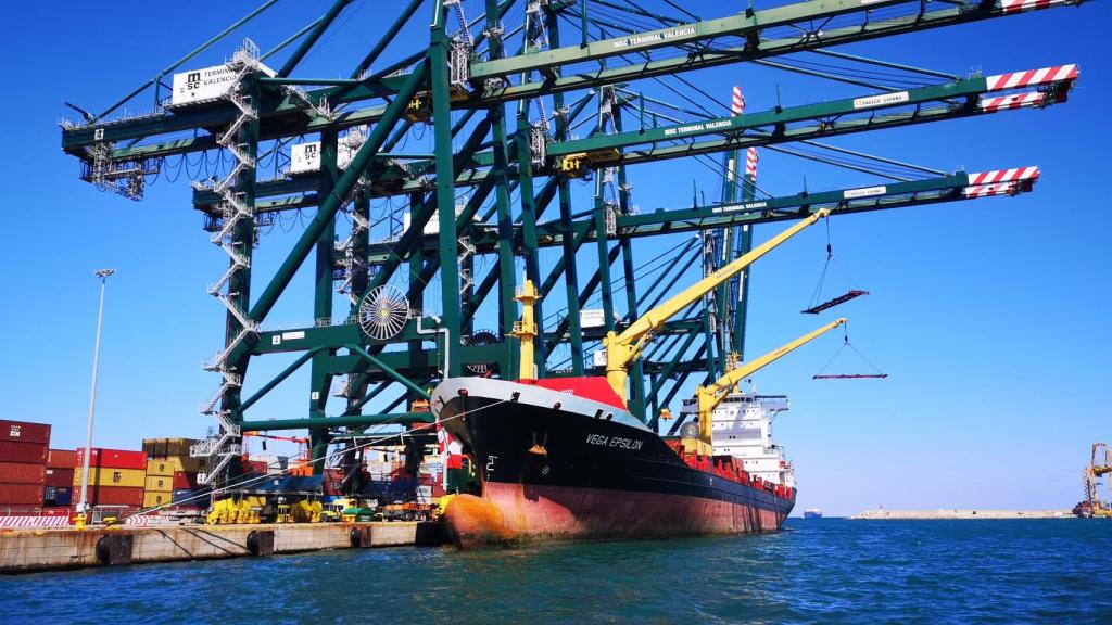 Operaciones logísticas en el puerto de Valencia.