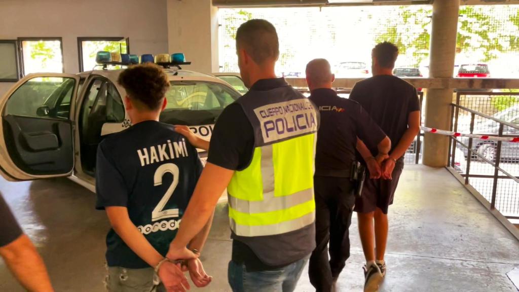 La Policía Nacional arresta a tres adolescentes acusados de robar móviles en Orihuela.