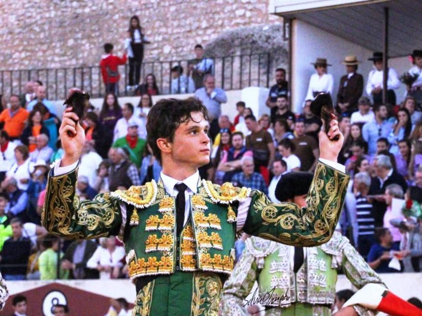 Daniel Medina es sacado a hombros del coso de Olmedo