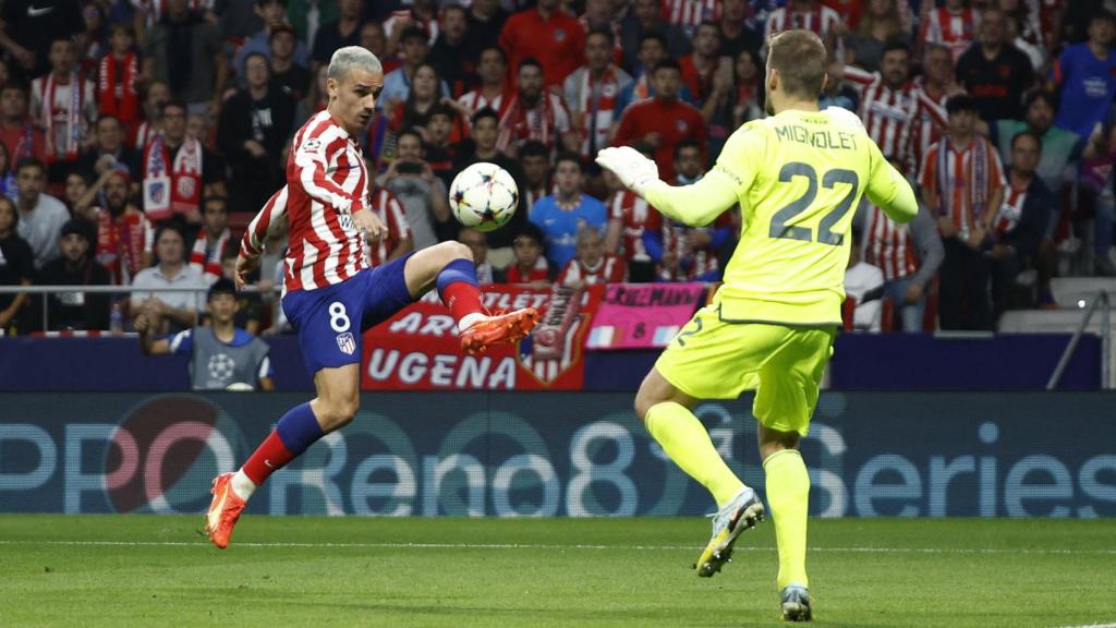 Disparo a puerta de Griezmann ante Mignolet, en el Atlético - Brujas