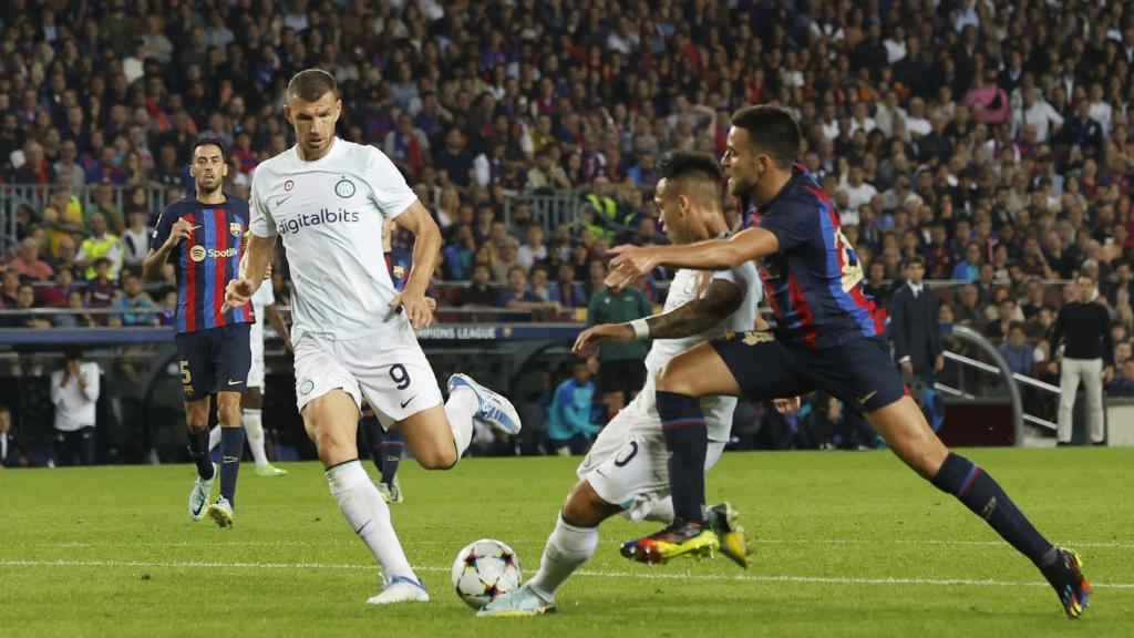 Lautaro Martínez dribla a Eric García y bate a Ter Stegen con un disparo seco