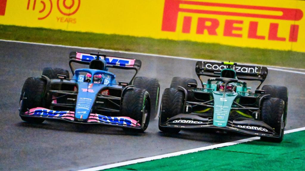 Fernando Alonso y Sebastian Vettel pelean por la posición en Suzuka