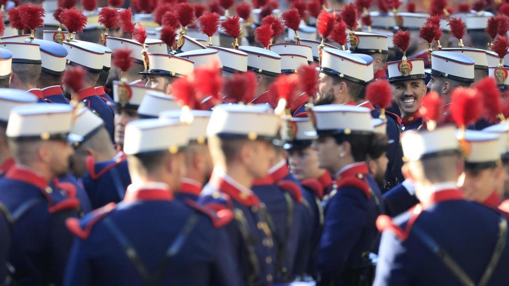 Miembros de la Guardia Real, ante el inicio del Desfile del 12 de Octubre en Madrid.