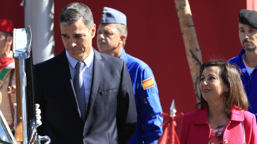 El presidente del Gobierno, Pedro Sánchez, y la ministra de Defensa, Margarita Robles, al término del desfile de la Fiesta Nacional.