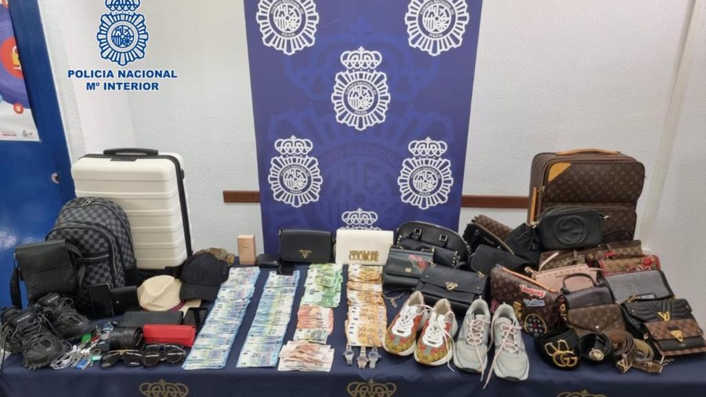 Dinero y efectos intervenidos en una operación policial.