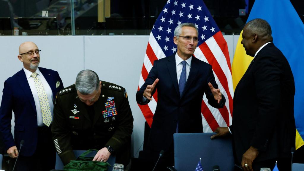 El ministro de Defensa de Ucrania, Oleksii Reznikov; el secretario general de la OTAN, Jens Stoltenberg; y el secretario de Defensa de EEUU, Lloyd Austin, durante la reunión de este miércoles en Bruselas