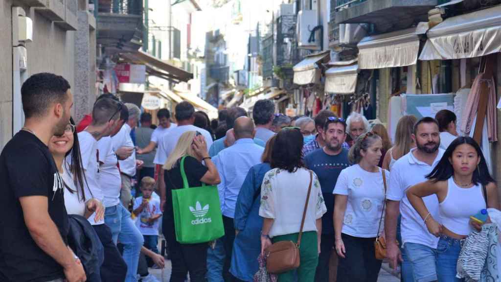 Turistas disfrutan de un día de feria en Valença