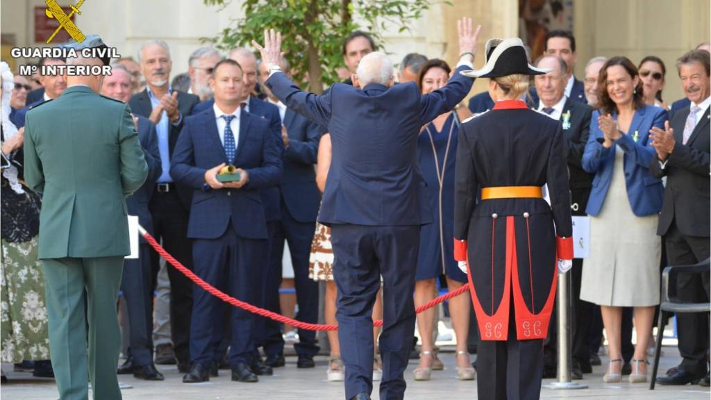 El teniente retirado, en un momento de euforia durante el acto.