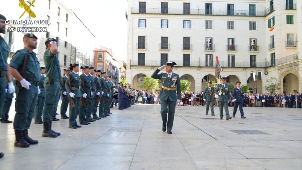 El Coronel Jefe de la Comandancia, José Hernández Mosquera, pasando revista.