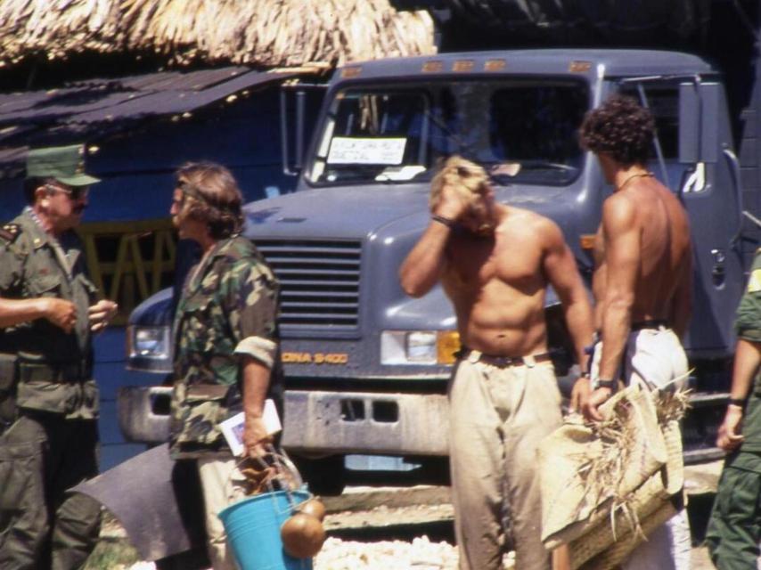 Telmo Aldaz (centro), junto a su tío Miguel cruzando la frontera de México a Guatemala en los 90.
