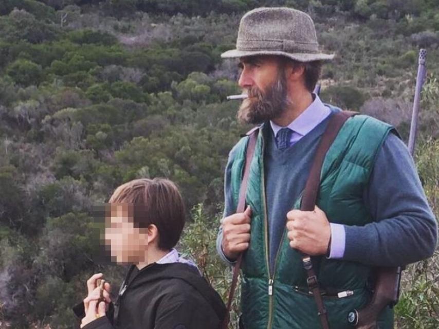 De caza con uno de sus hijos.