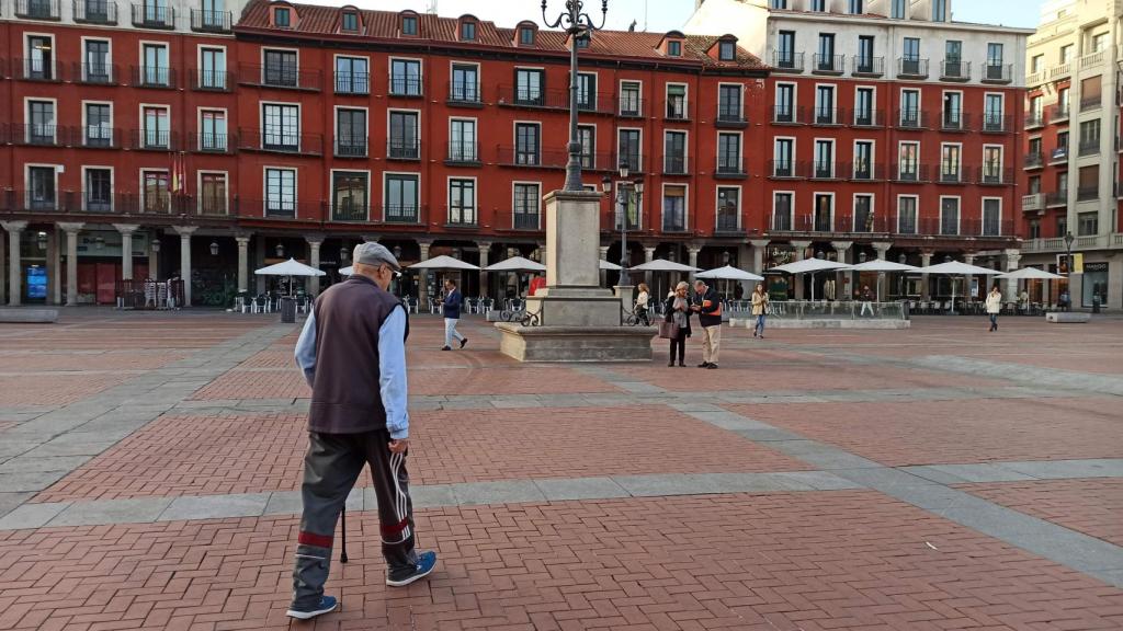 Un anciano pasea por la plaza Mayor de Valladolid
