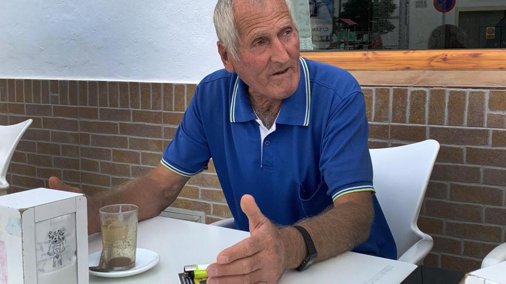 Pepe Bruque, de 70 años, nació en uno de los chozos de jornaleros que dieron origen al pueblo.