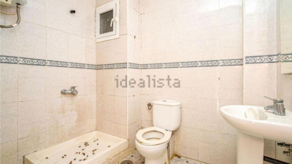 Imagen del estado del baño de una vivienda en Nou Alacant.