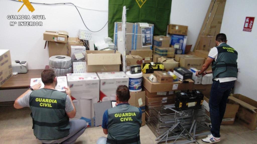 Intervención de la Guardia Civil en una empresa estafada en una imagen de archivo.