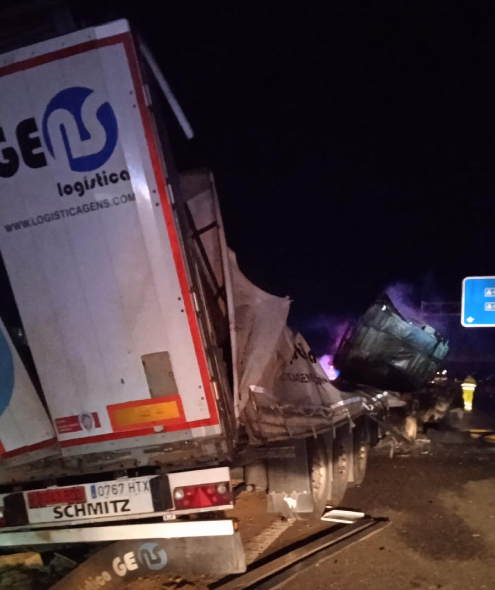 Camión calcinado en Castrogonzalo