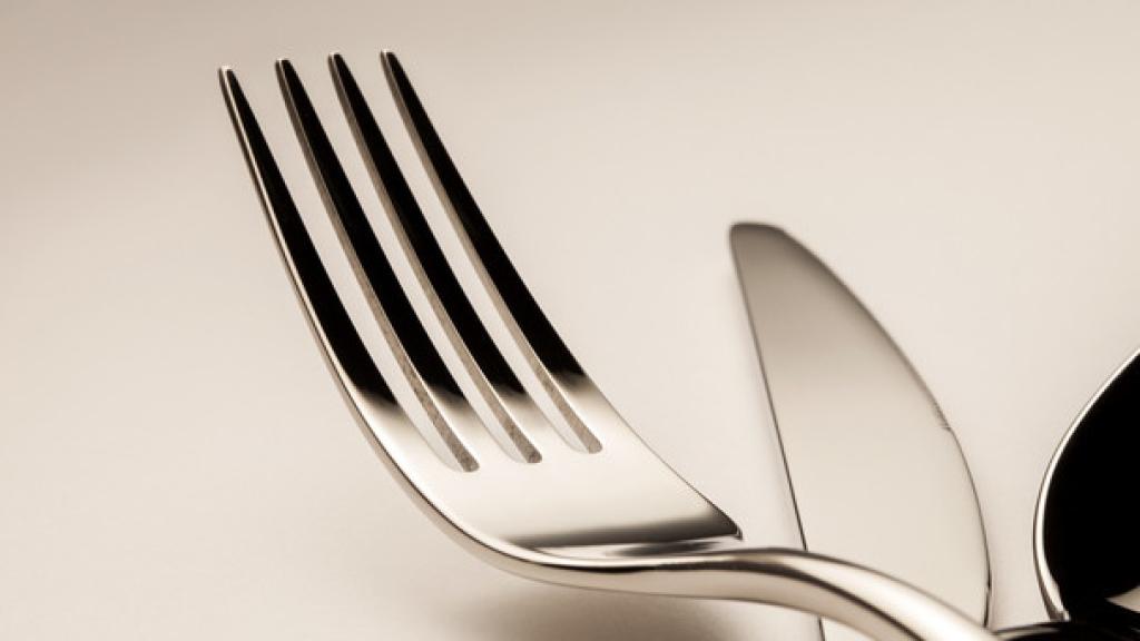 El truco infalible con el que arreglar la cremallera con un tenedor.