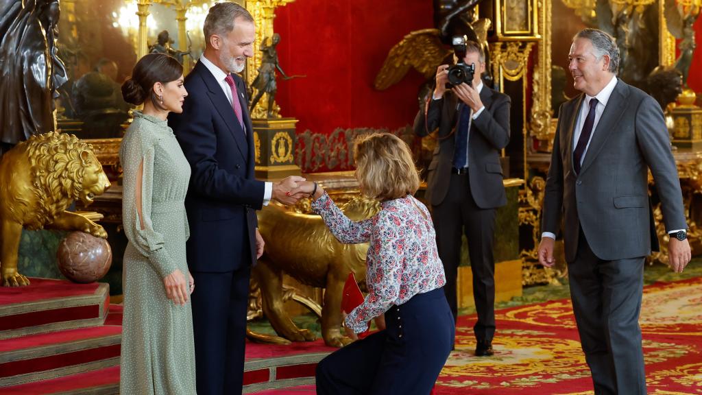 A las 13:15 comenzó el besamanos en el Salón del Trono.
