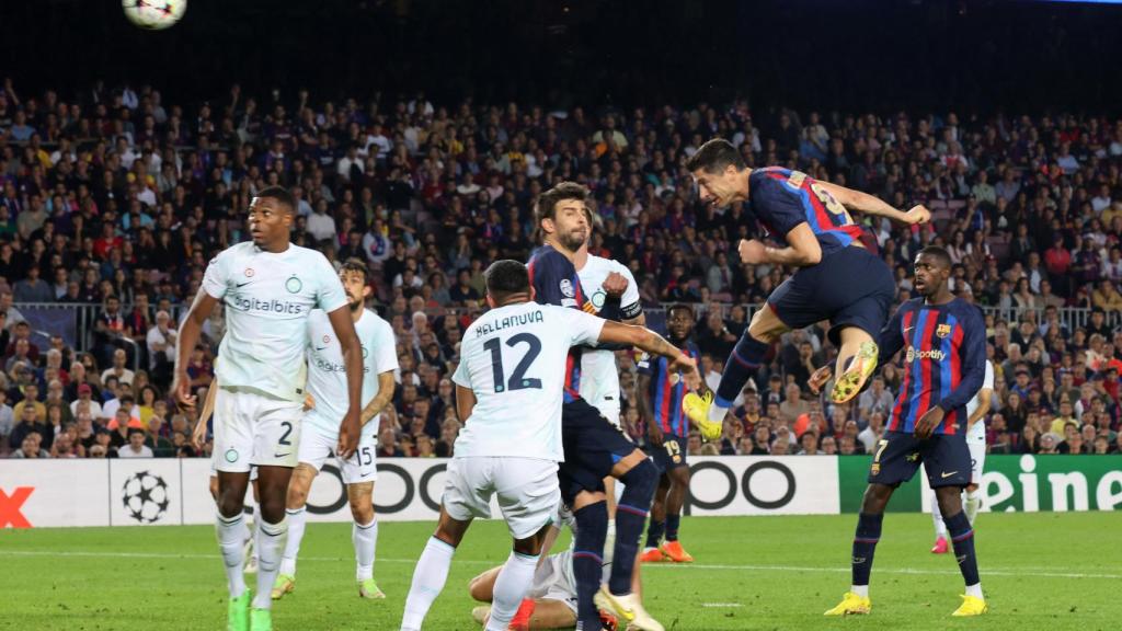 Robert Lewandowski cabecea a gol el empate ante el Inter en Champions