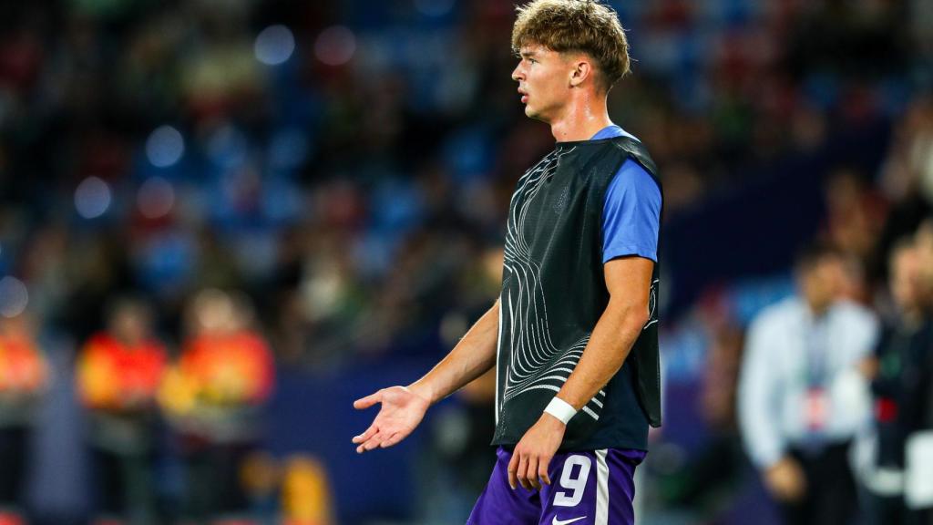 Muharem Huskovic calentando en la banda en un partido del Austria de Viena
