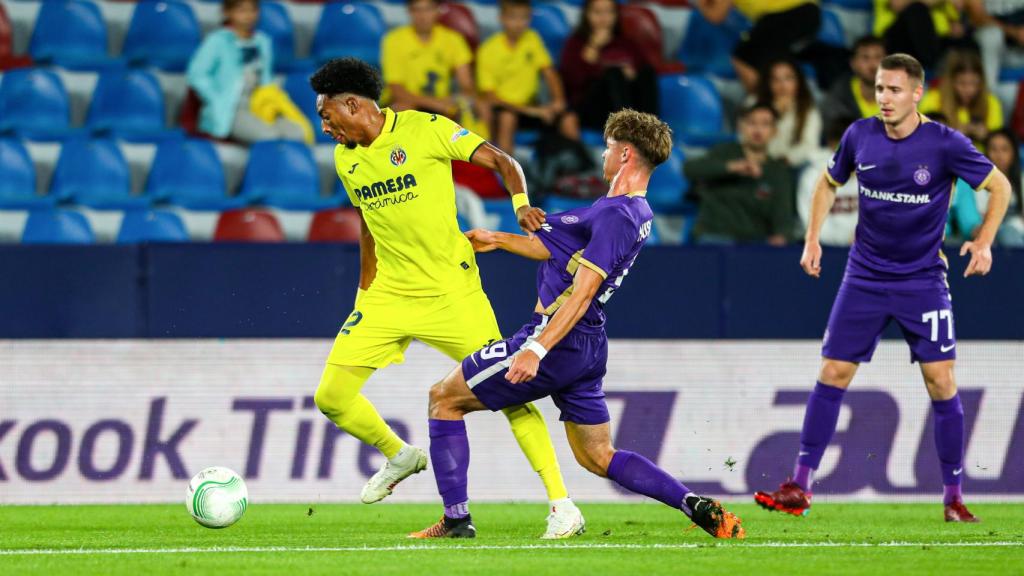 Muharem Huskovic pelea un balón con Mojica en el Villarreal - Austria de Viena